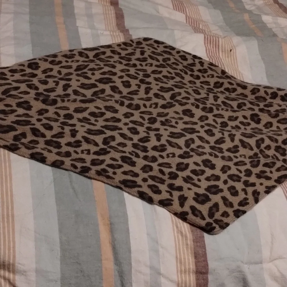 Le Bon Shoppe Cashmere Bandana Leopard Print Scarf - Picture 5 of 8